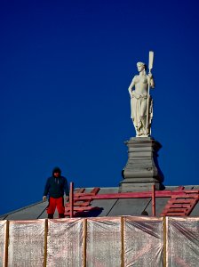Девушка с веслом и мужик в красных штанах 