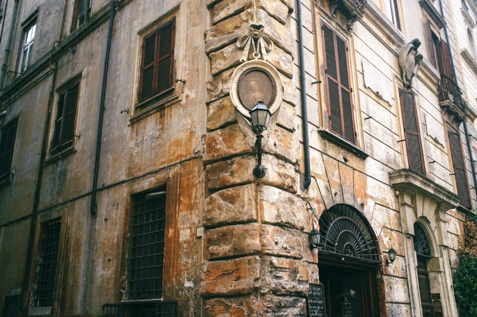 Building wall stone