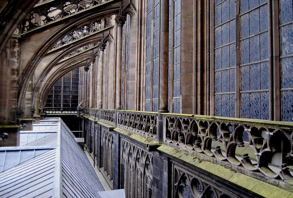 Side window pillar buttresses