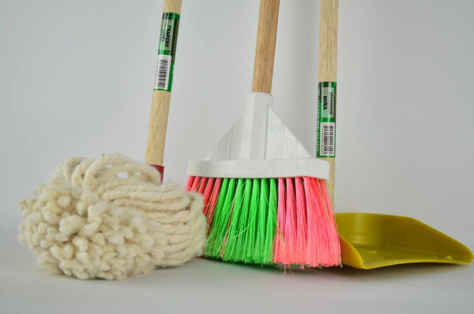Picker toilet cleaning