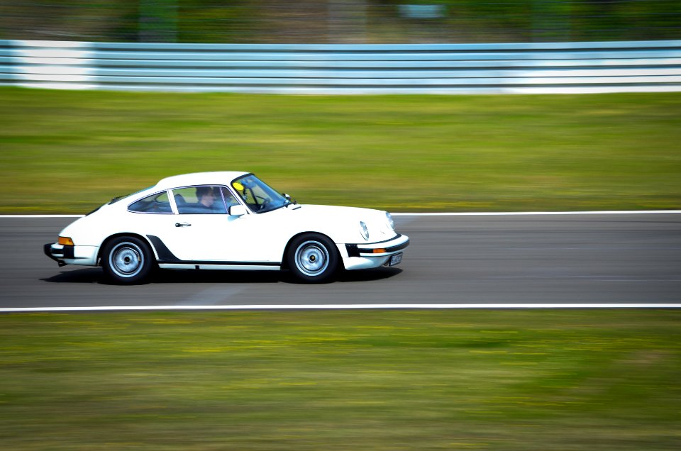 porsche doing GP track 