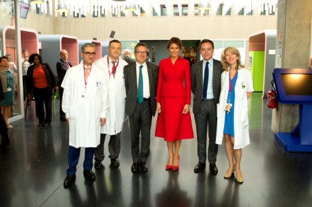 Melania Trump visits children's hospital photo