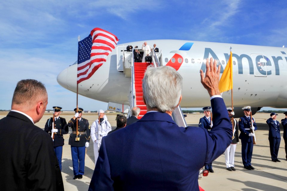 Secretary Kerry Waves Goodbye to Pope Francis 
