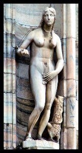 Eva, statua del Duomo di Milano photo