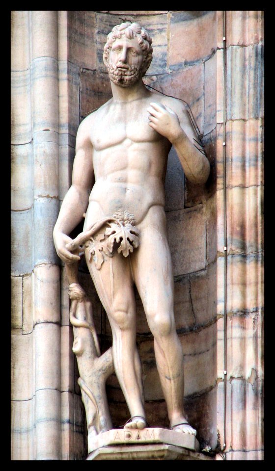 Adamo con il serpente, statua del Duomo di Milano 
