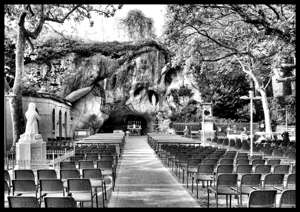 Santuario della Grotta della Beata Vergine Maria di Lourde… photo