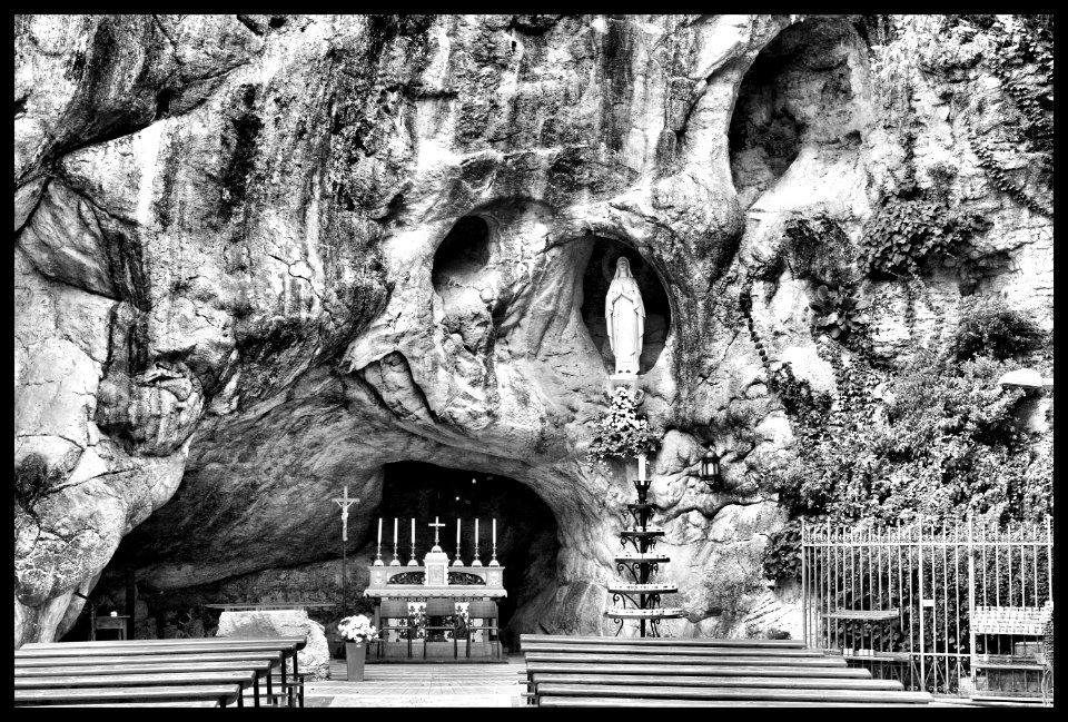 Santuario della Grotta della Beata Vergine Maria di Lourde… photo