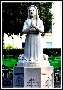 16 Aprile: S. BERNARDETTA SOUBIROUS Statua della santa nel… photo