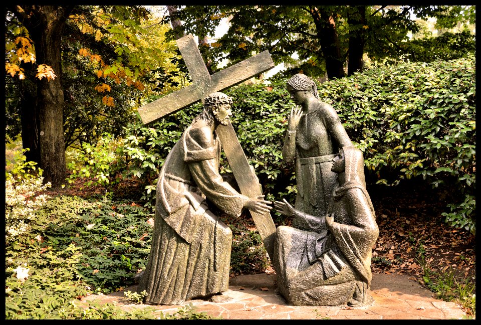 VIA CRUCIS -STAZIONE IV - Incontra la Madre 
