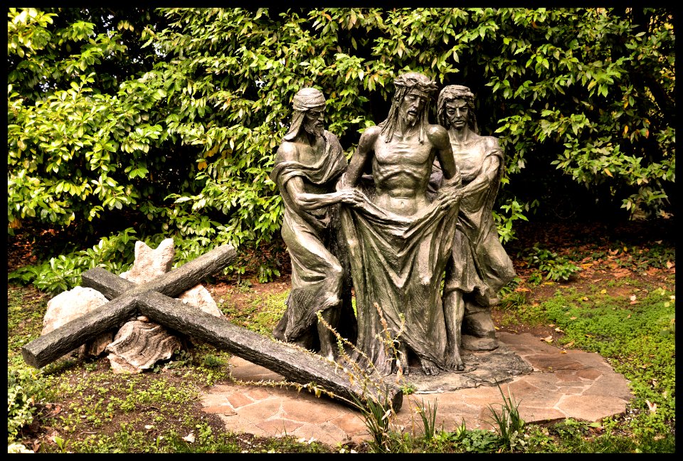 VIA CRUCIS -STAZIONE X - La spogliazione 