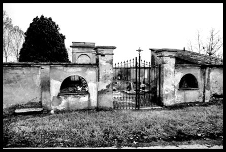 Tainate - Milano - Piccolo Cimitero abbandonato 