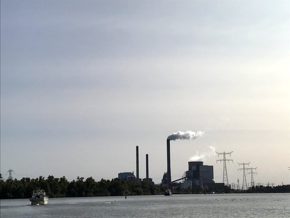 Amercentrale gezien vanaf het water Spijkerboor 