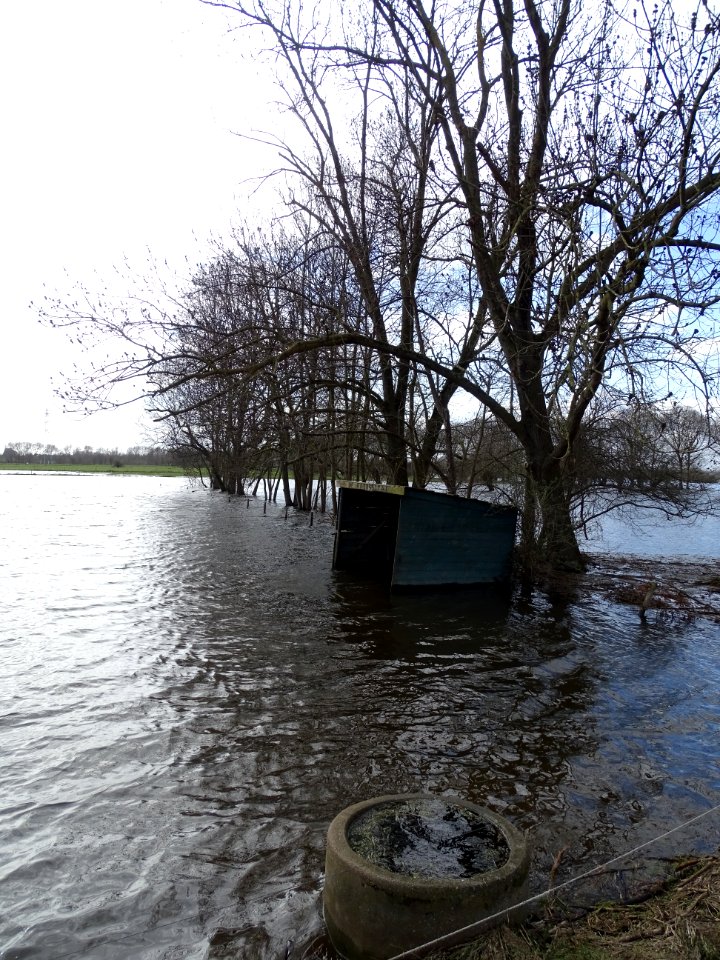 cirkel en kubus verbonden door aqua 