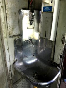 Station As België, handen wassen in de trein 