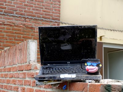 Abandoned, Het Witte Dorp Maasniel, geen muis maar een aap… 