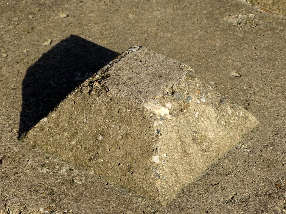 piramide naast de deur 