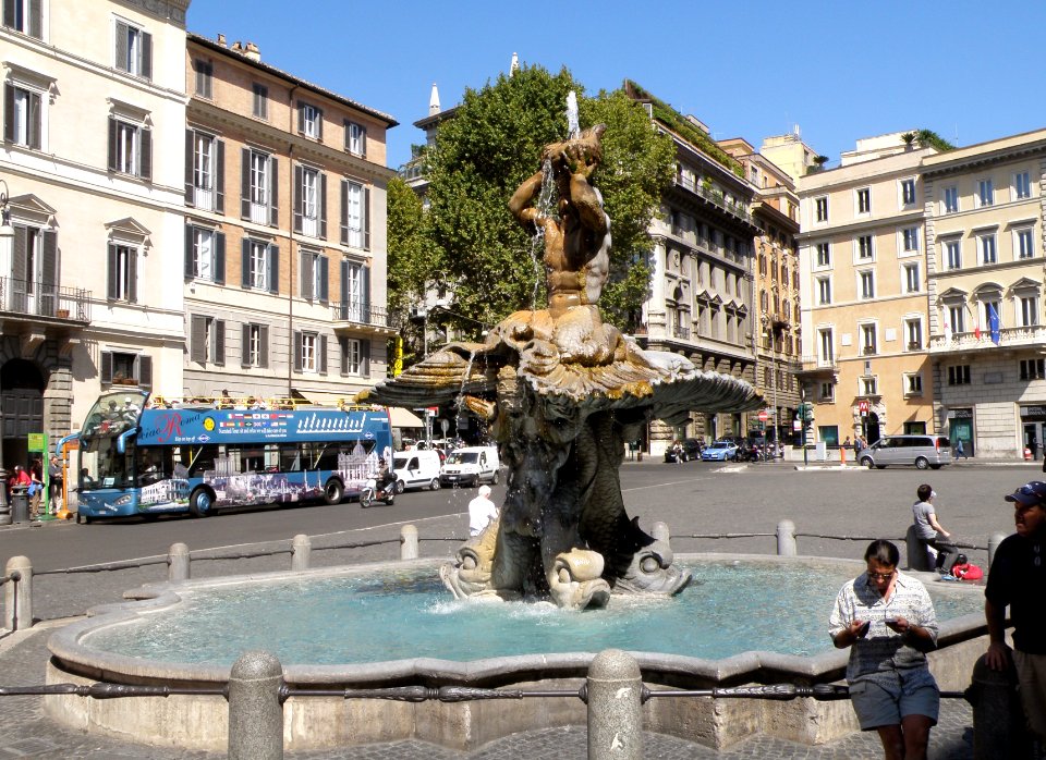Walking Towards the Trevi 1
