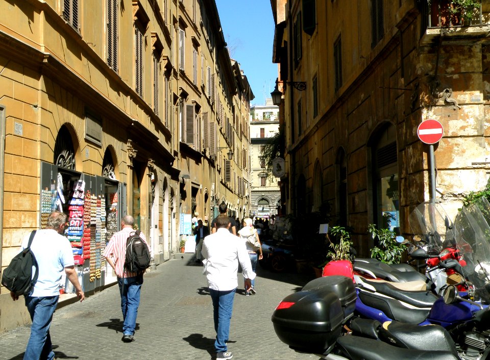 Walking Toward the Trevi 4