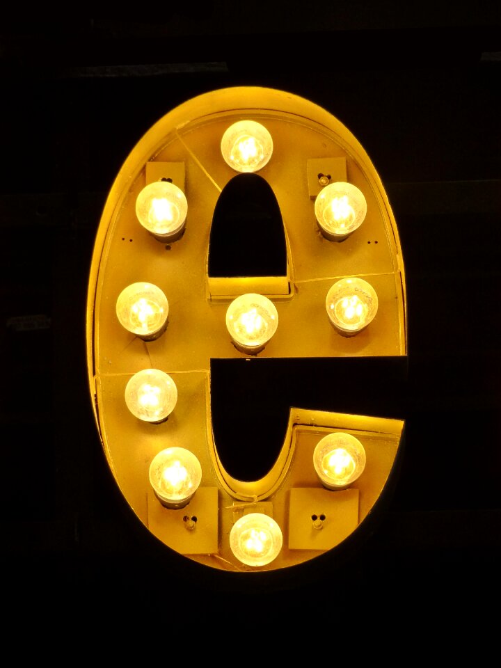 Light bulbs theatre letter e