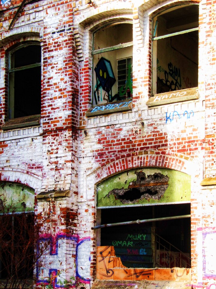 Lapsed hauswand window