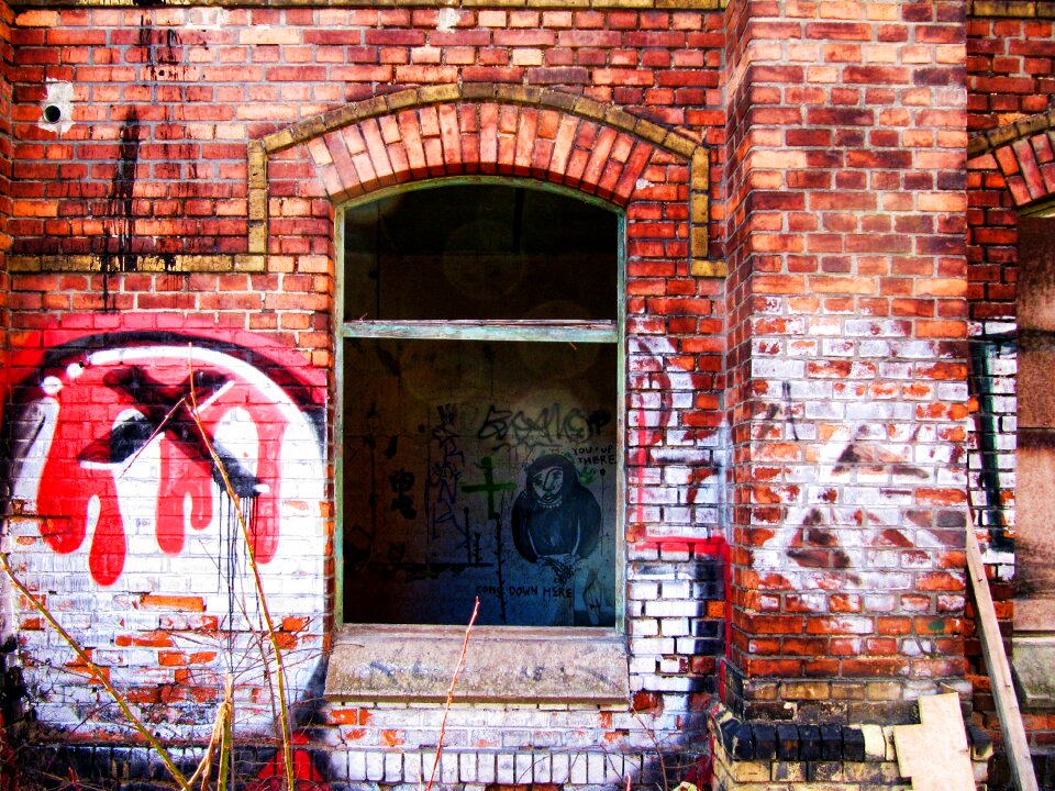 Lapsed hauswand window