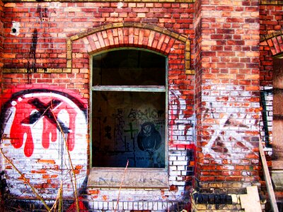 Lapsed hauswand window