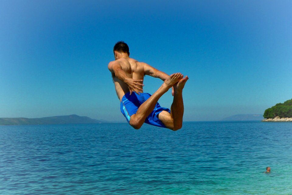 Holiday man diving