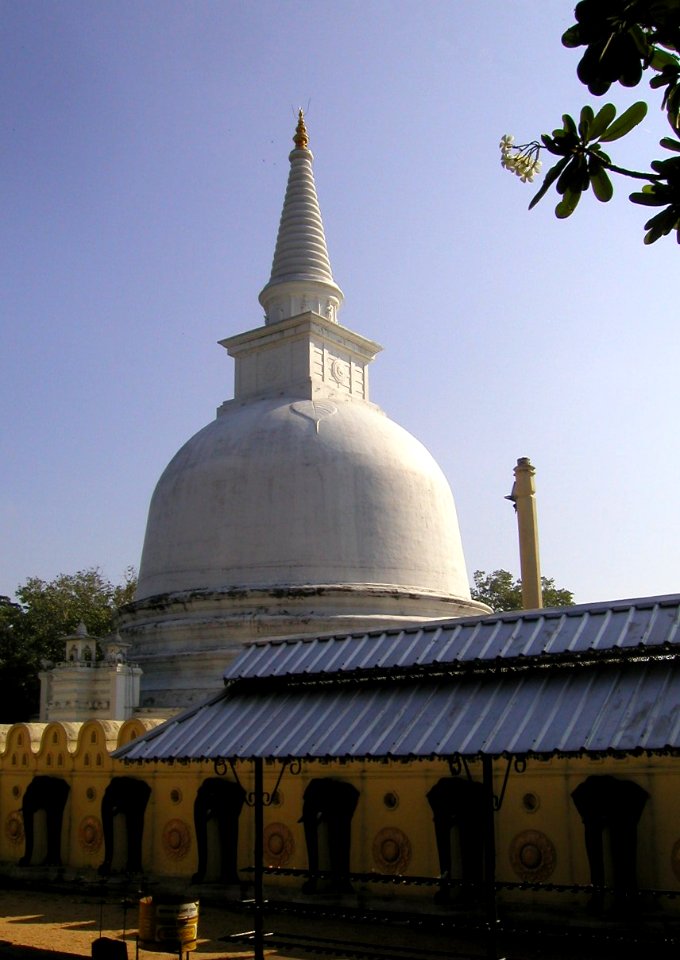 Mahiyangana Temple 02/04 photo