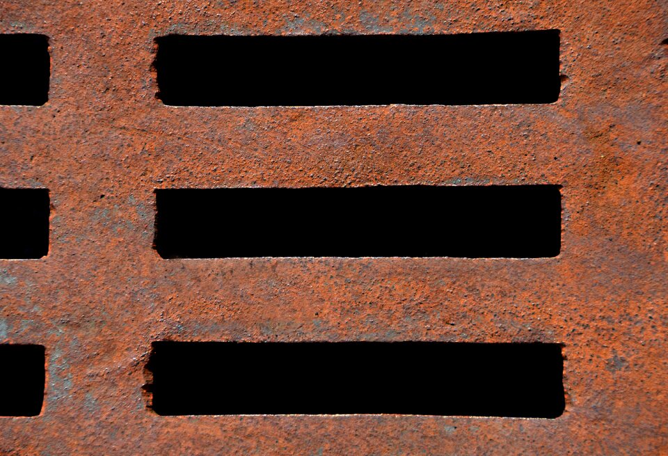 Graphic grid grating