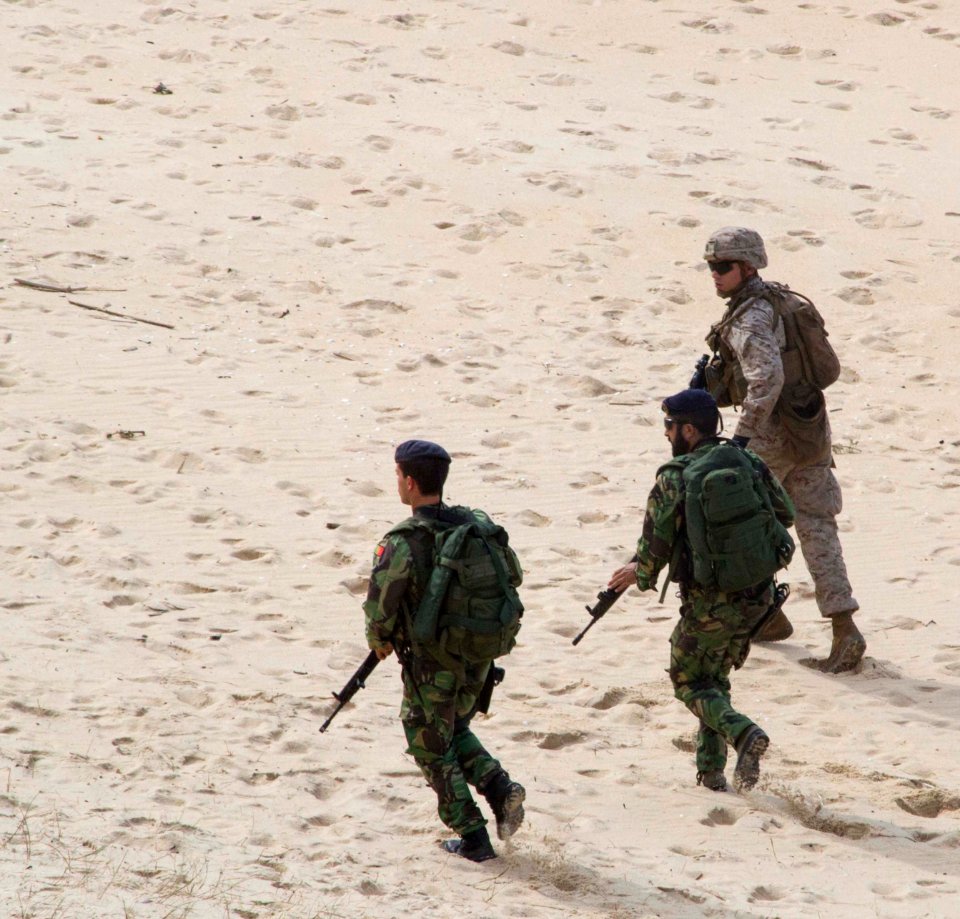 U.S. and Portgese Marines conduct beach assault exercise