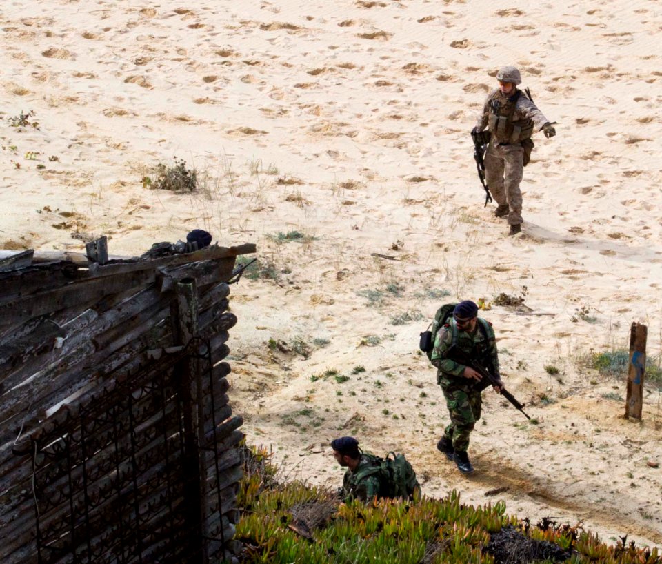 U.S. and Portgese Marines conduct beach assault exercise