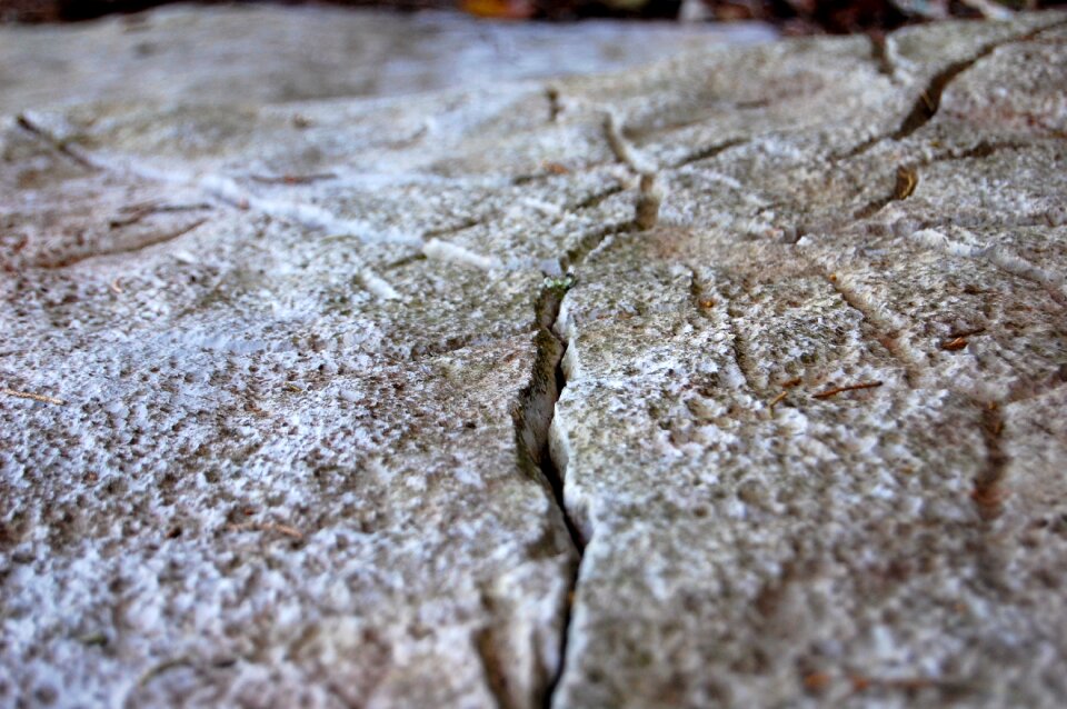 Fracture weathered stone