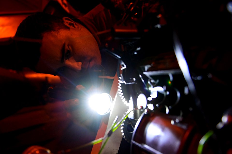 181209-N-MK318-0567
