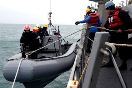 190220-N-JX484-070.NORTH SEA (Feb. 20, 2019) Sailors from …