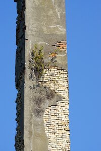 Spinning ruin decay