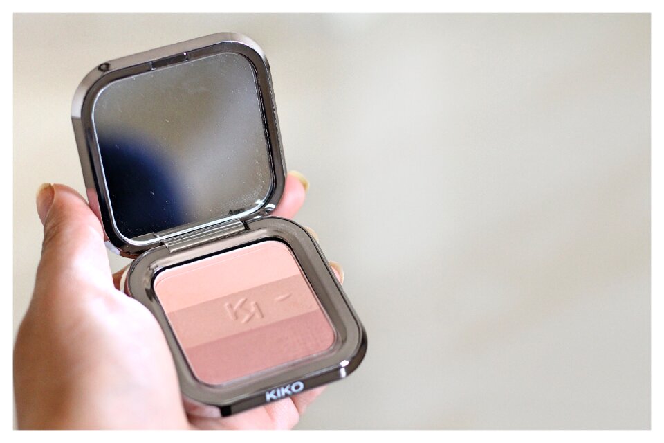 Cosmetics blush on contouring