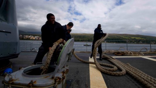170817-N-HV059-057 FASLANE, Scotland (Aug. 17, 2017) Sailo…