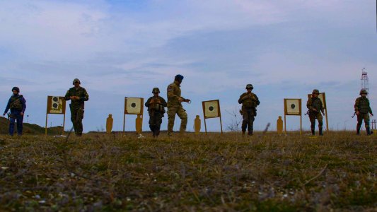 26th MEU, Romanian FET participate in a live-fire range du…