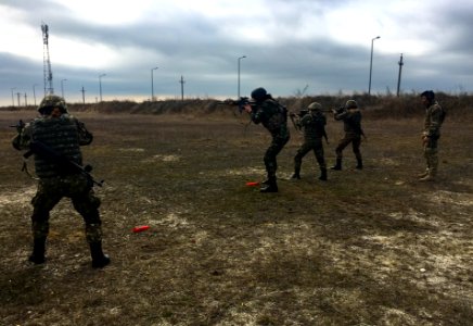 26th MEU, Romanian FET participate in a live-fire range du…