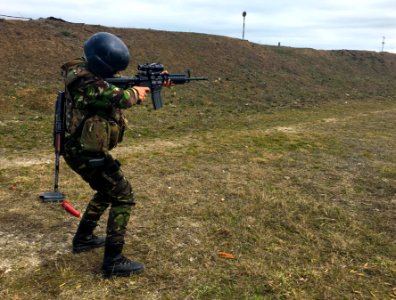 26th MEU, Romanian FET participate in a live-fire range du… photo