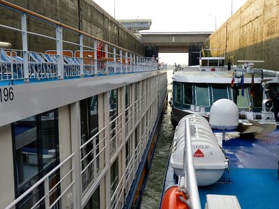 Shipping barrage ship