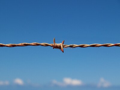 Refugees border fence
