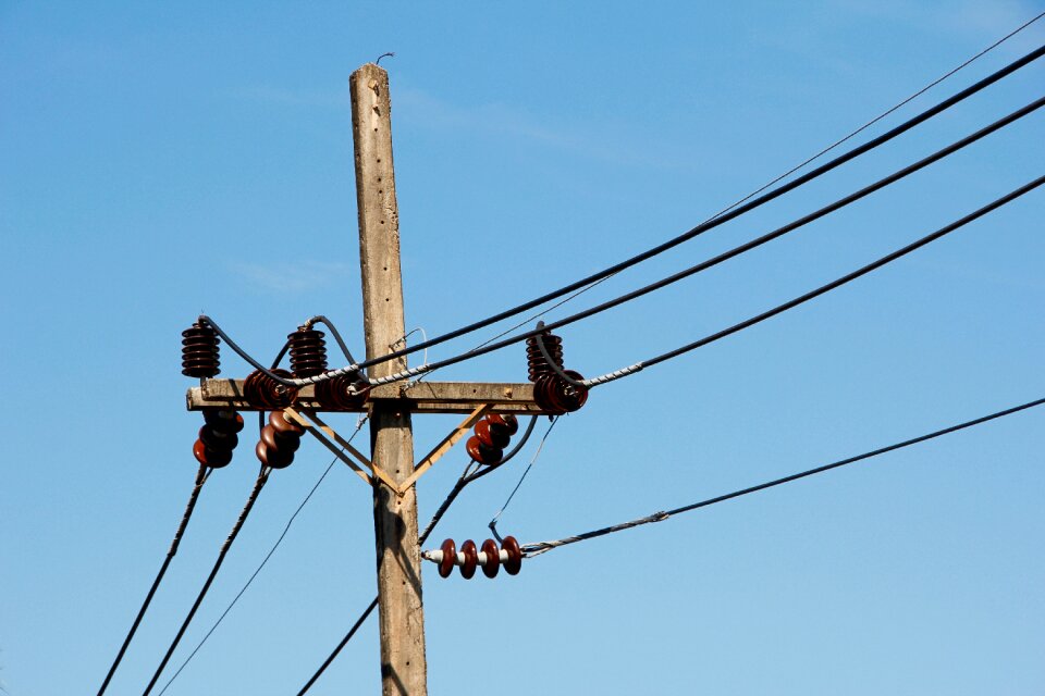 Mast power line high voltage