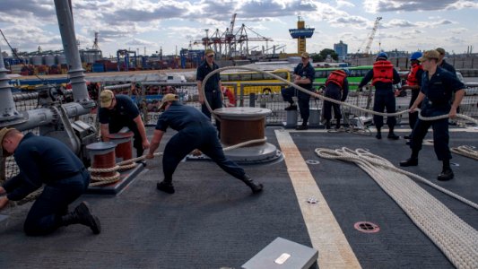 USS Carney (DDG 64) photo