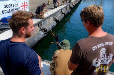 EODMU 8 Conducts Underwater Waterborne IED Drills During S… photo