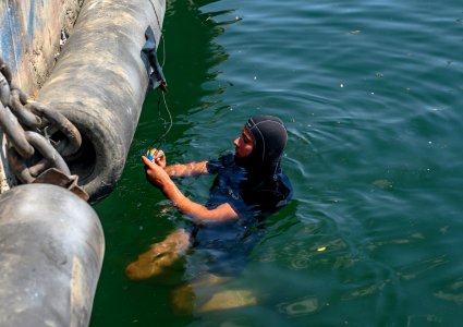 EODMU 8 Conducts Underwater Waterborne IED Drills During S…