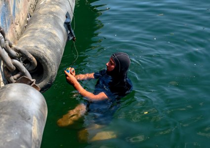 EODMU 8 Conducts Underwater Waterborne IED Drills During S… photo