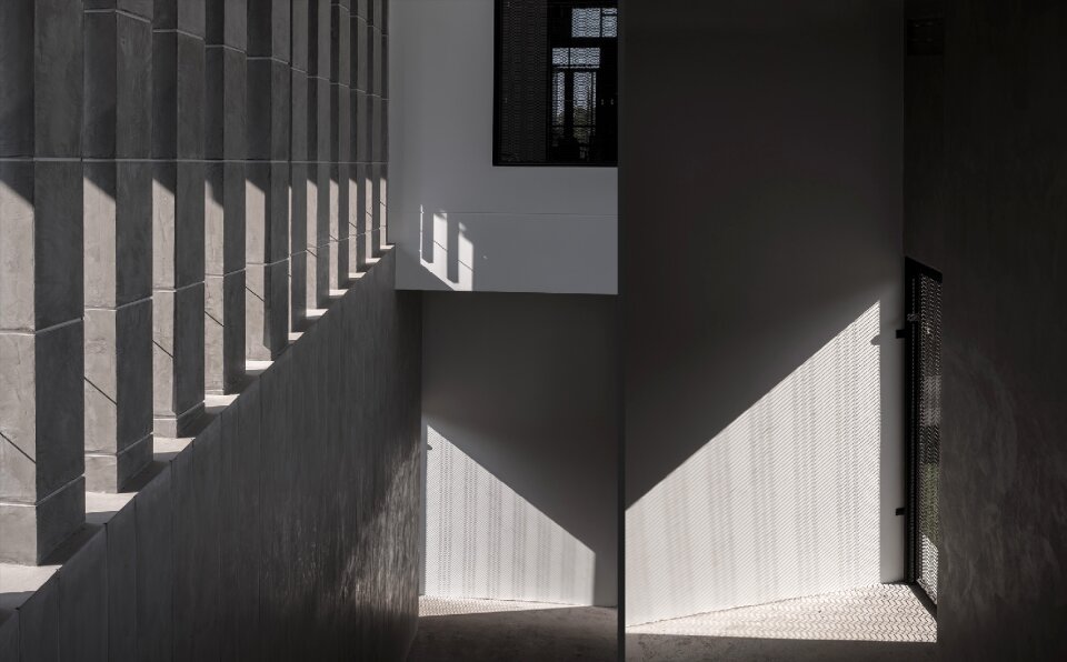 Building indoor through the gallery