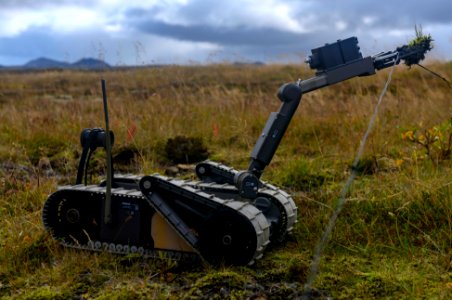 EODMU 8 conducts land-based IED training during Northern C…