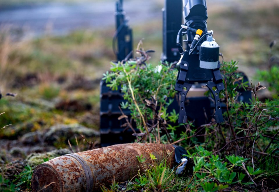 EODMU 8 conducts land-based IED training during Northern C…